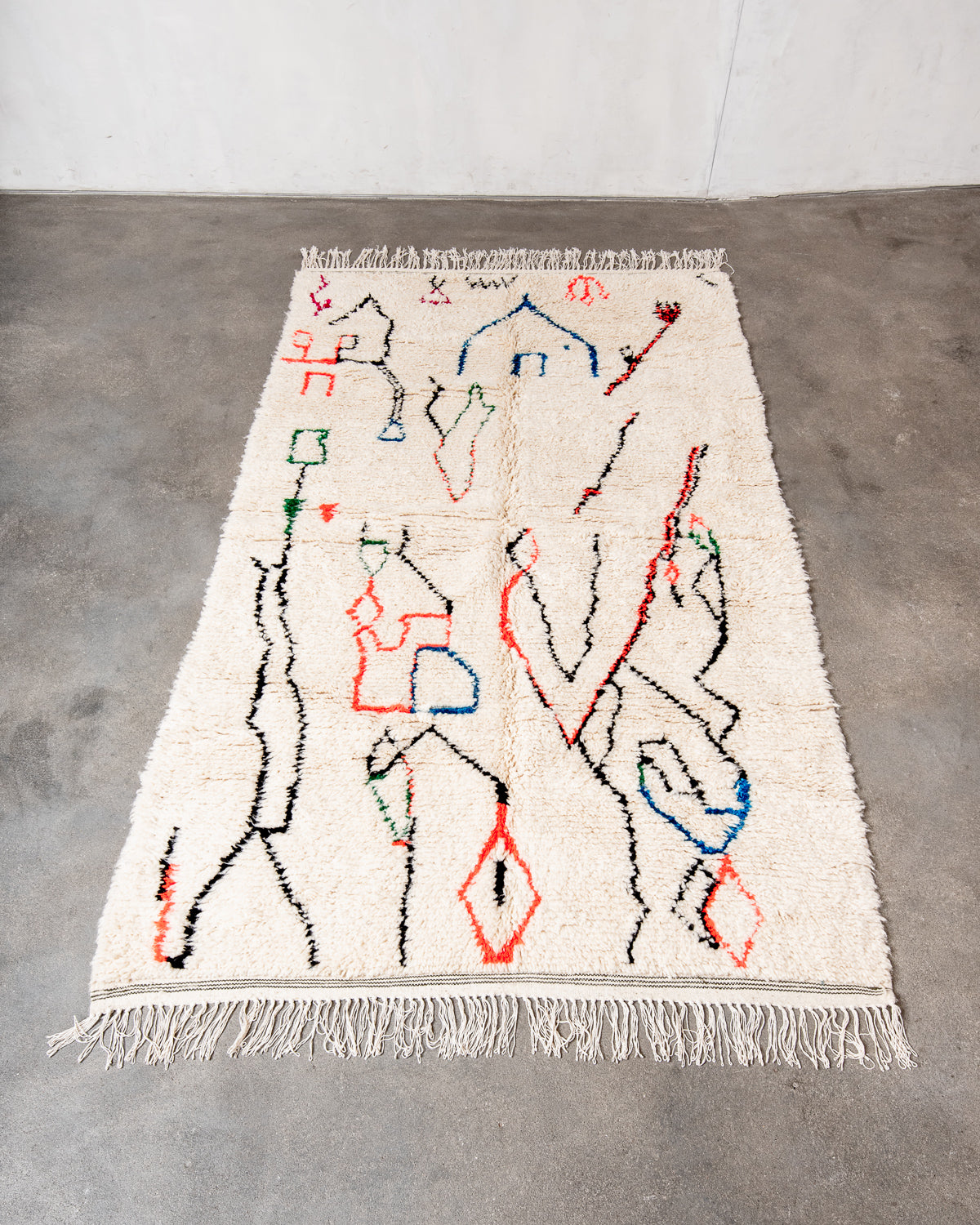 Modern designer handcrafted Berber rug from Morocco. Azilal rug with beautiful colors and patterns. Made of sheep’s wool and colourful cotton.